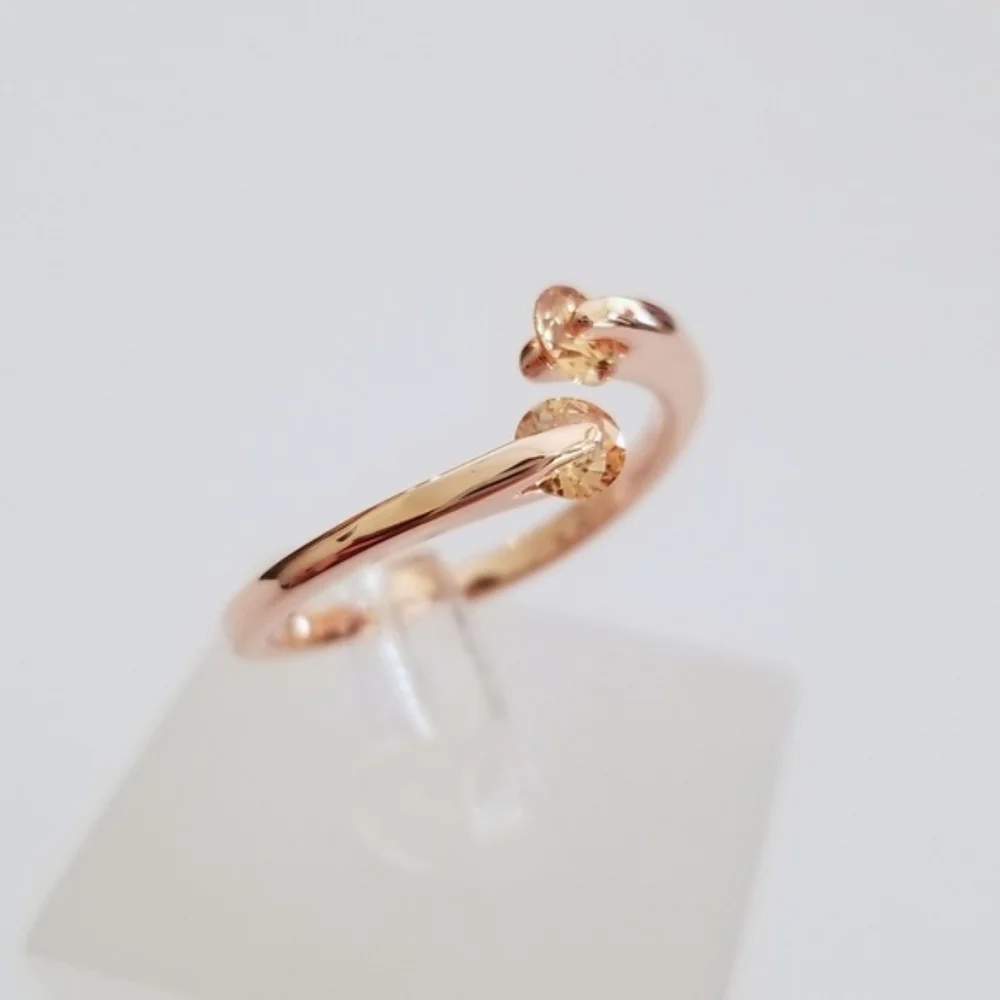 Delicate 18k Ring - Picture 2 of 8